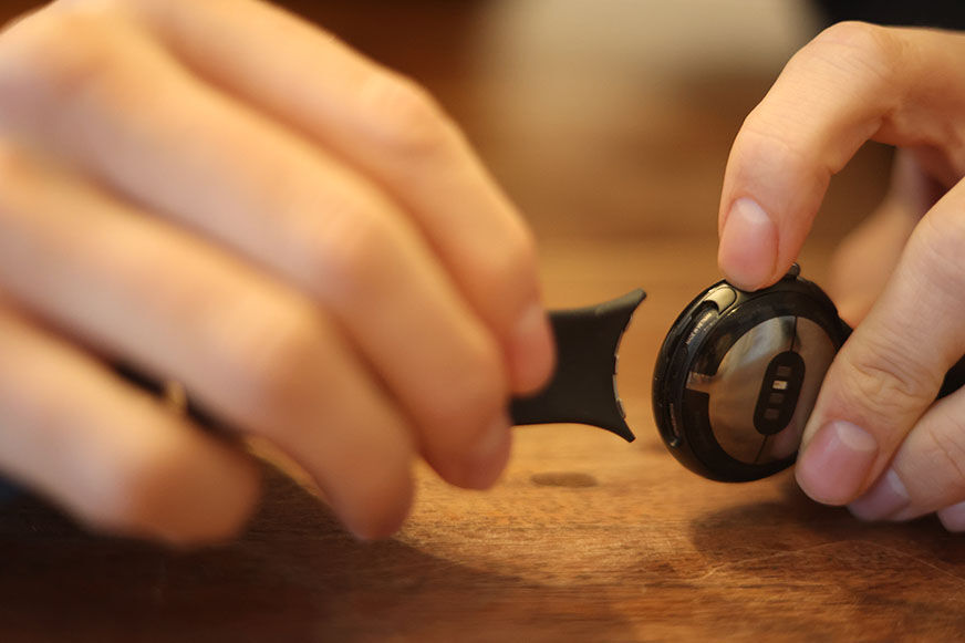 Man sieht das Wechselarmband der Google Pixel Watch.